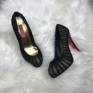 BETSEY JOHNSON/ black/ gold pumps